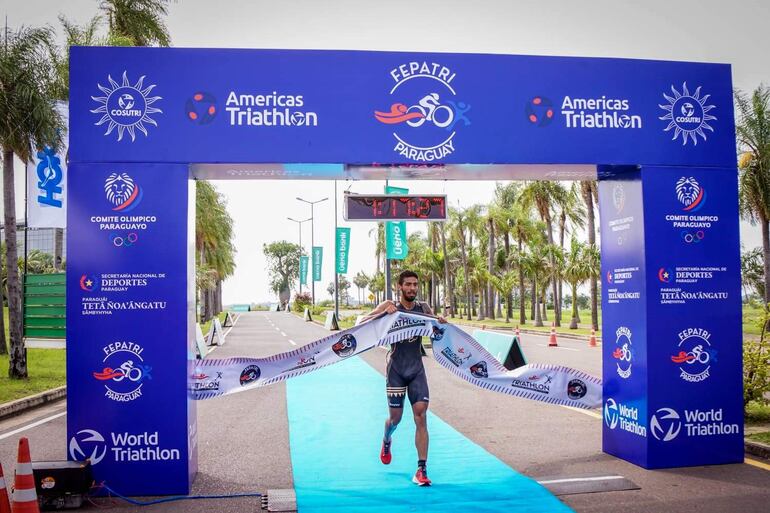 El venezolano Yhondayner Gómez se llevó el primer lugar de la Copa Paraguaya de Triatlón.