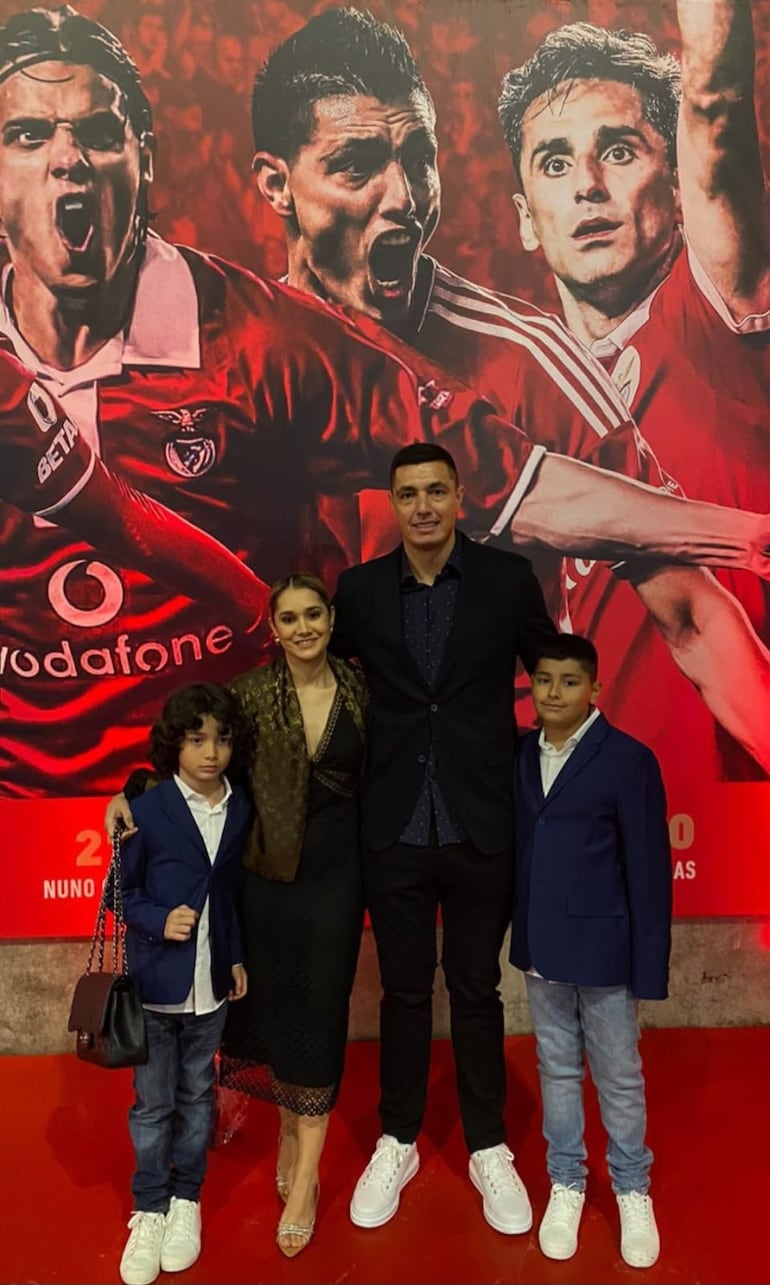 El futbolista Óscar Cardozo junto a su esposa e hijos frente a su gran imagen en el mural del Benfica que fue inaugurado ayer. (Instagram/Tacuara Cardozo)