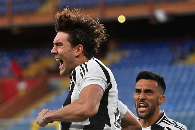 Genoa (Italy), 28/09/2024.- Juventus' Dusan Vlahovic celebrates after scoring a goal during the Italian Serie A soccer match Genoa CFC vs Juventus FC at Luigi Ferraris stadium in Genoa, Italy, 28 September 2024. (Italia, Génova) EFE/EPA/LUCA ZENNARO
