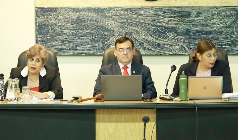 Integran el Tribunal de Sentencia los jueces Laura Ocampo (izq.), Fabián Weisensee (presidente) y Cándida Fleitas.