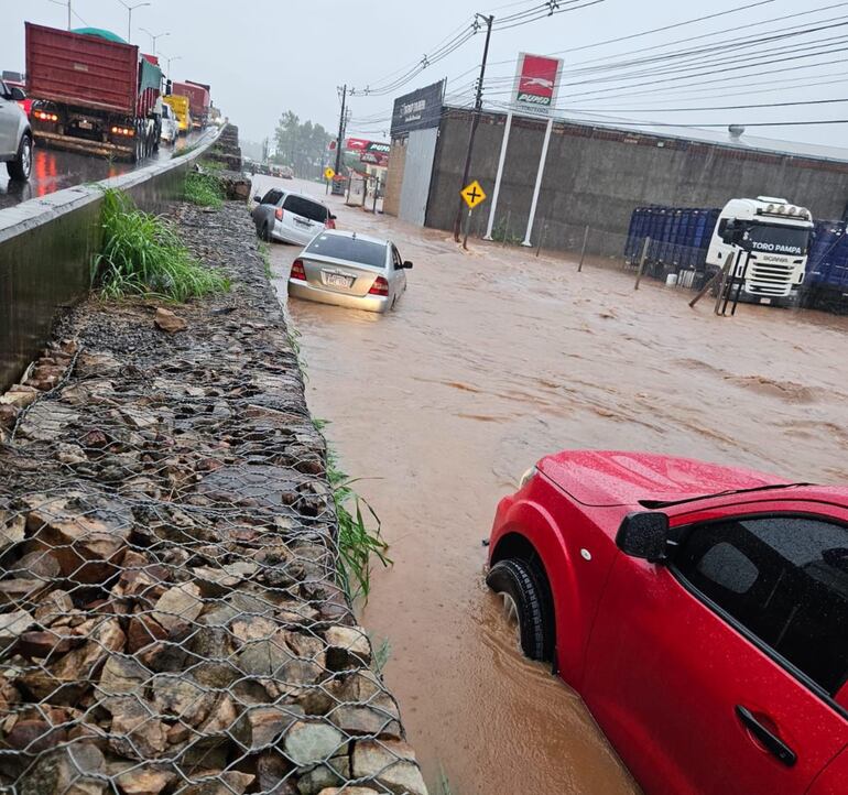 La ruta PY03 quedó bajo agua en uno de sus tramos tras la intensa  lluvia. La obra tuvo sobrecostos para ampliar desagües.