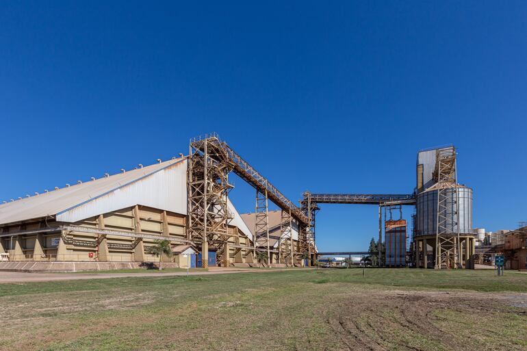 Imagen representativa de una industria aceitera de Paraguay