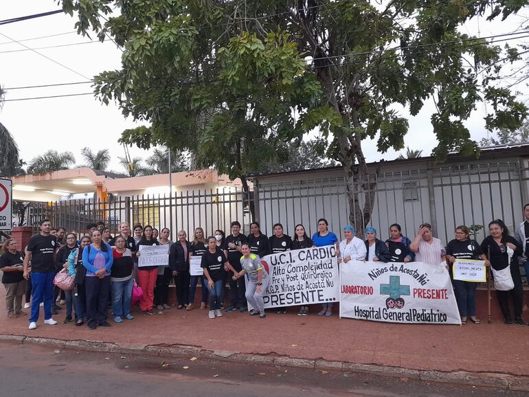 Trabajadores de blanco protestan frente al Hospital Pediátrico Niños de Acosta Ñu, para exigir equidad salarial y pago por insalubridad.