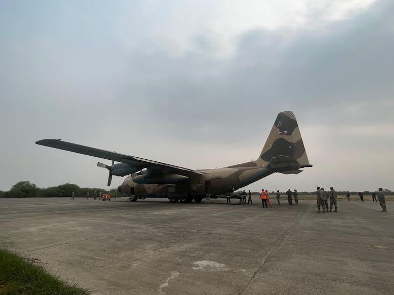 Los incendios forestales en el Chaco ahora también son combatidos por el avión hidrate Hércules, prestado por el gobierno de Uruguay.