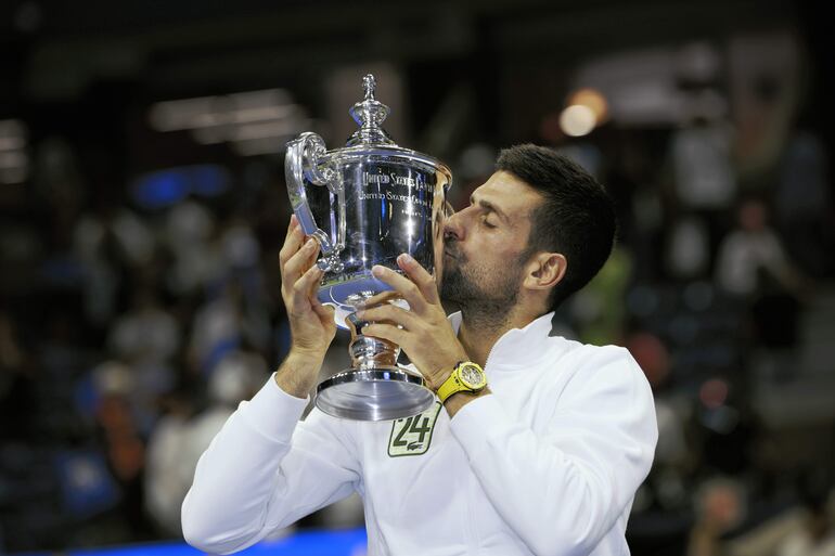 El serbio Novak Djokovic celebra el triunfo en la final del US Open, el cuarto Grand Slam de la temporada 2023, en el USTA Billie Jean King National Tennis Center, en New York.