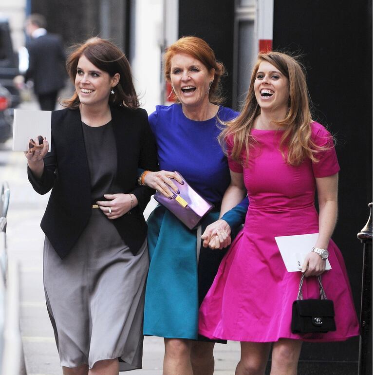 La princesa Beatriz de York (primera de la derecha) junto a su madre, Sarah Ferguson, y su hermana Eugenia.