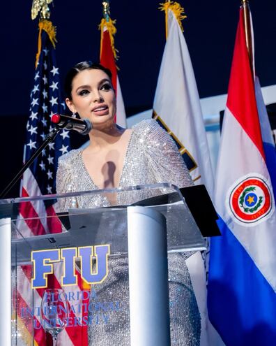 ¡Preciosa! Nada Ferreira presentando al presidente Santiago Peña en Miami.