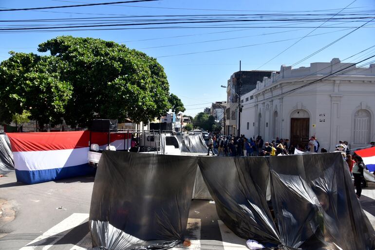 Miembros de la Multisectorial "Causa Nacional" se manifiesta frente a la sede del MUVH.