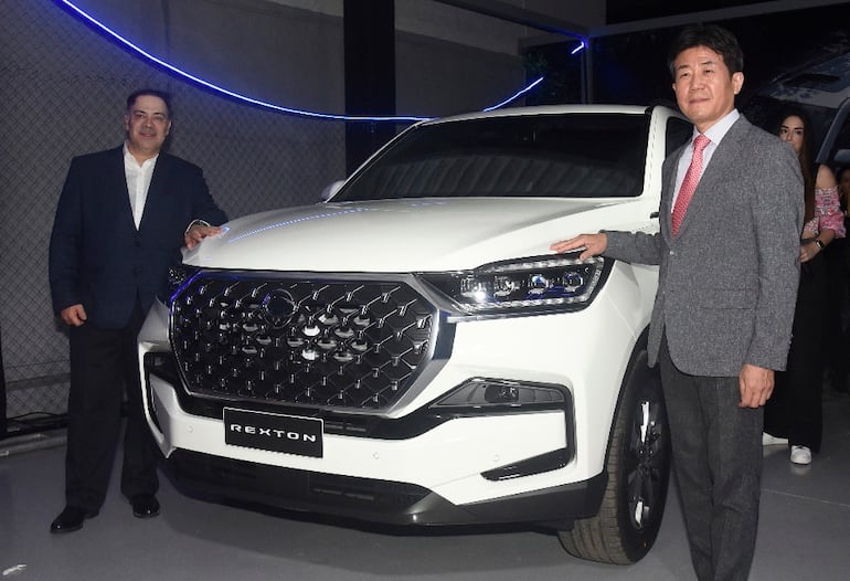 Rubén Bogarín y Ki Young Hwang en la inauguración del moderno showroom de KGM Ssangyong, en Asunción.