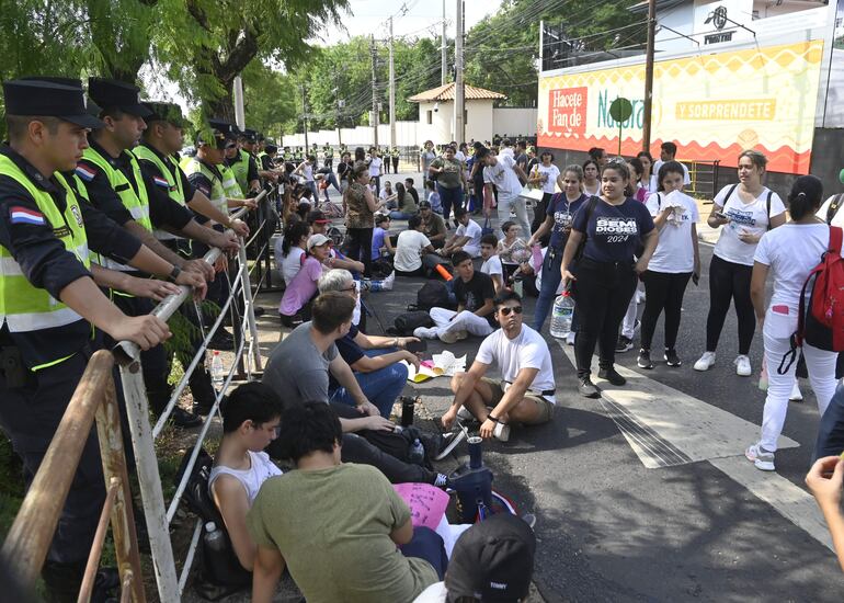 Estudiantes de la Facultad de  Odontología protestaron frente a Mburuvicha Róga.