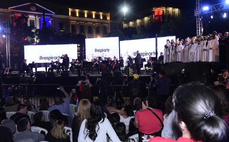 Con gran orquesta y coro, los artistas se destacaron a su paso por el escenario.