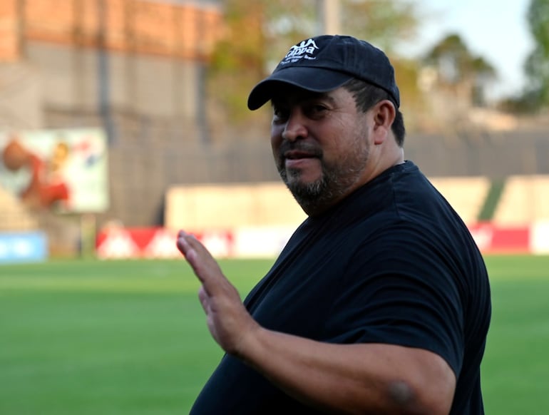 Humberto García, entrenador de General Caballero de Juan León Mallorquín, durante el partido frente a Sportivo Ameliano por la fecha 21 del torneo Clausura 2024 en el estadio Arsenio Erico, en Asunción.