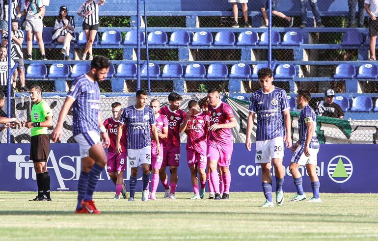 El lamento de los jugadores solenses luego de encajar el gol de Rodrigo Villalba de Libertad.