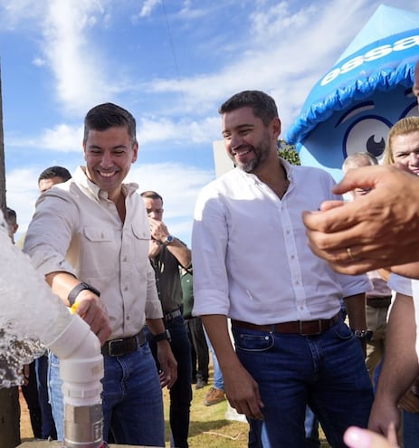 El presidente Santiago Peña y el vicepresidente Pedro Alliana, durante un recorrido en la zona de Ñeembucú este miércoles.