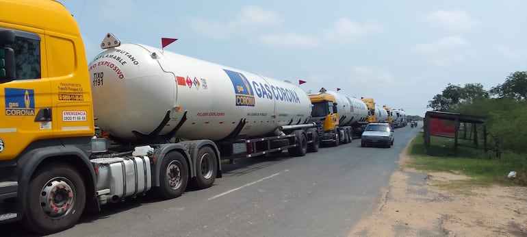 Camiones paraguayos retenidos en Puerto Pilcomayo.