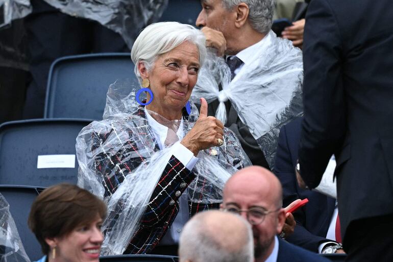 La presidenta del Banco Central Europeo (BCE), Christine Lagarde, hace un gesto antes de la ceremonia de apertura de los Juegos Olímpicos de París 2024 en París. (Oli SCARFF / AFP)