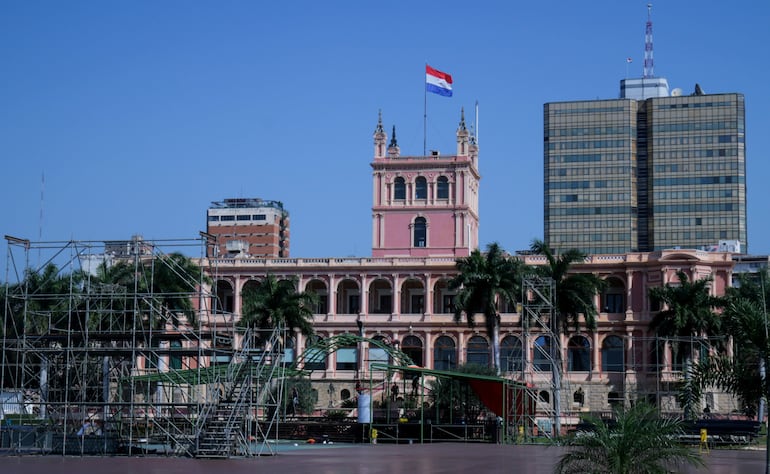 Una bandera paraguaya ondea en la parte alta del Palacio de los López, sede de gobierno, mientras se adelanta el montaje de una tarima para la investidura presidencial, en Asunción.