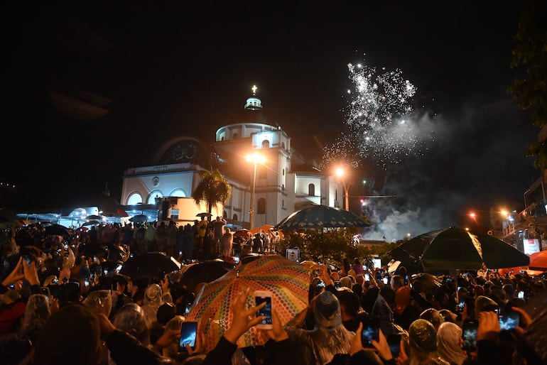 El público vibró con los fuegos artificiales. 