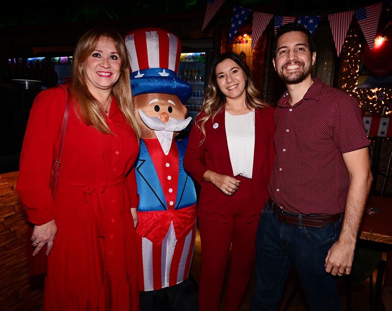 Celina Lezcano, Tatiana Rodríguez, presidente de SAP, y Emiliano González.