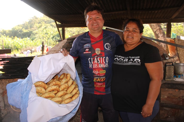 Cristian junto a su señora Delia Bernal.