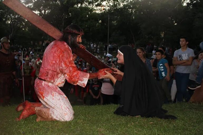 Jesús es flagelado y coronado con espinas.