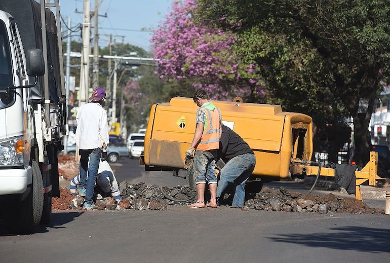 Una cuadrilla de la Essap repara una calle asfaltada de Asunción. 