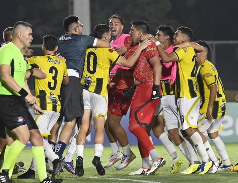 Diego Morel (centro) fue la figura esta noche luego de atajar dos penales para la victoria aurinegra.