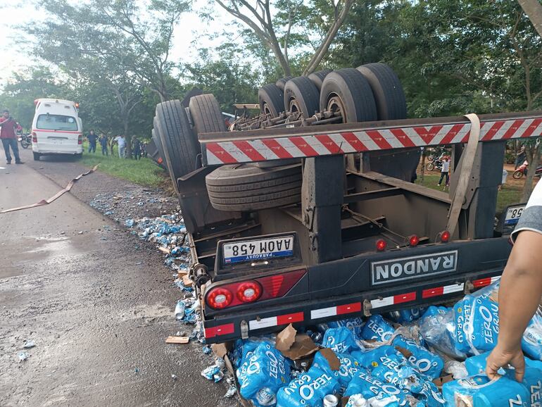 Cientos de packs de cerveza se esparcieron en la ruta. (gentileza).