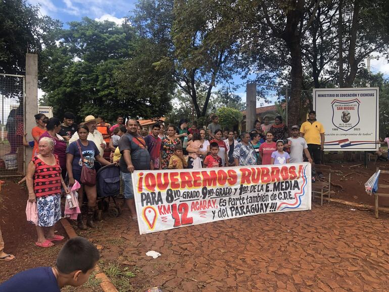 Los padres se movilizaron para pedir rubros docentes en la escuela San Miguel de Ciudad del Este.