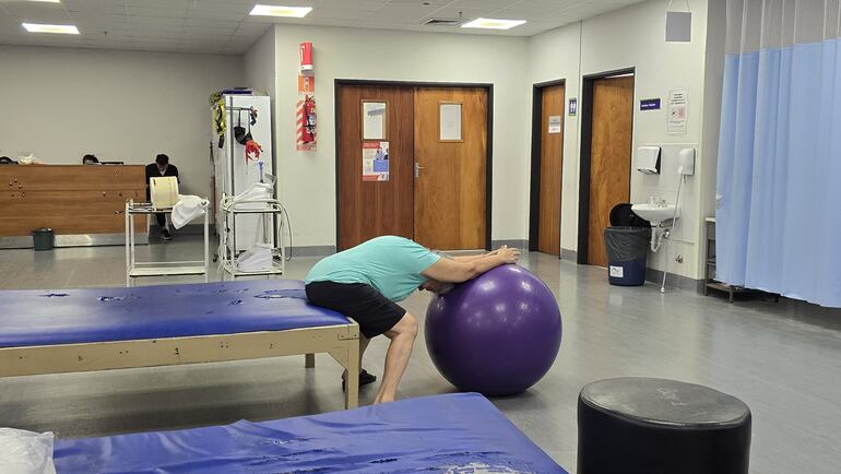 Una mujer realiza sesiones de fisioterapia en el área de gimnasio de adultos del CESI. 