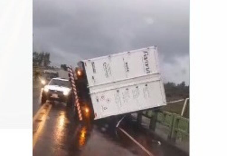 VDB Un camión fue volcado Yhú tras  el fuerte viento del temporal.