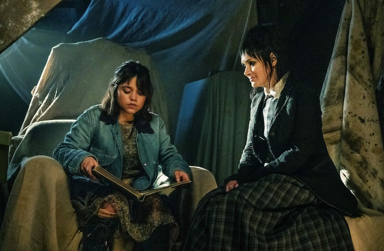 Jenna Ortega y Winona Ryder interpretan a Astrid y Lydia en "Beetlejuice, Beetlejuice".