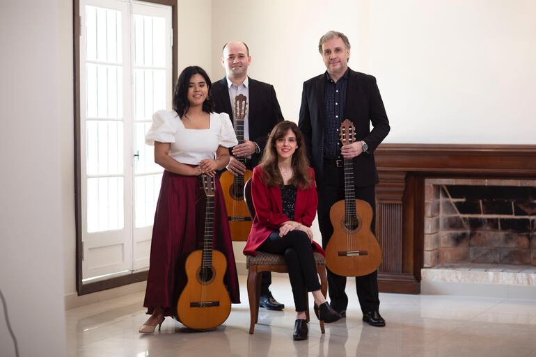 Noemí Recalde, Lázaro Barni, Osvaldo Loup, en compañía de Leticia Báez.