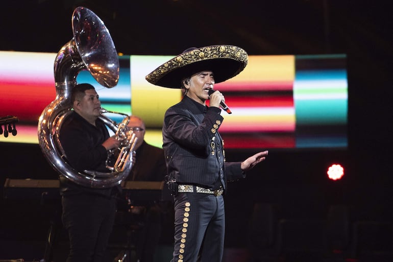 El cantante mexicano Alejandro Fernández durante su show en el festival de Viña del Mar, en Chile.