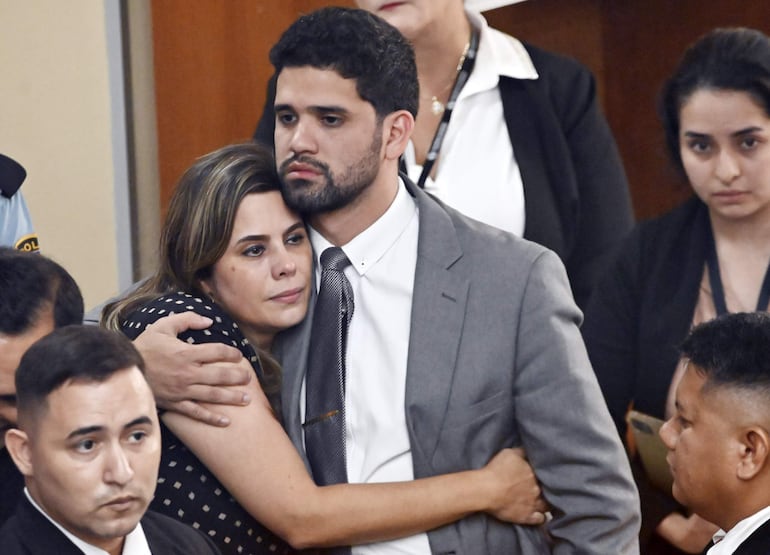 La exsenadora Kattya González -junto al diputado Raúl Benítez- el día de su expulsión del Congreso Nacional. 