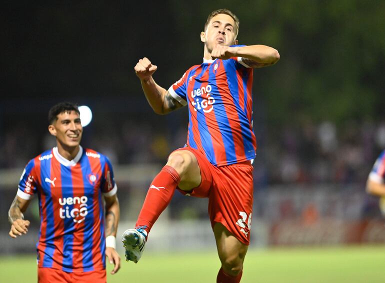 Robert Piris da Motta (d9; jugador de Cerro Porteño, celebra un gol en el partido frente a Sportivo Ameliano por la segunda fecha del torneo Apertura 2024 del fútbol paraguayo en el estadio Luis Alfonso Giagni, en Villa Elisa.