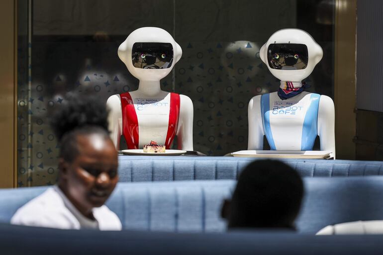 Dos mozas robot aguardan para servir a clientes en el Robot CafÈ, en Kileleshwa, Nairobi, Kenia. 