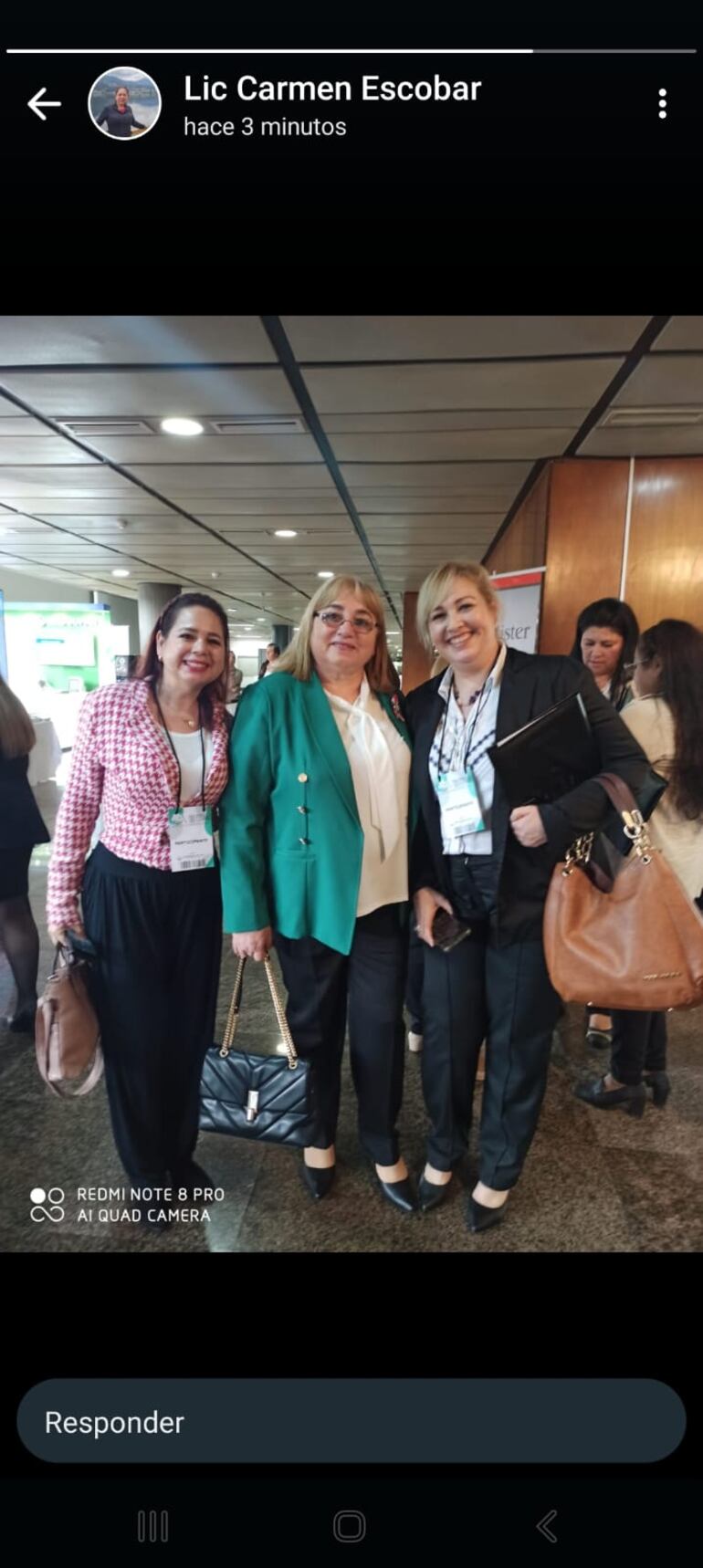 La enfermera Carmen Escobar (primera de la izquierda) durante el congreso de enfermería de la que participó, aunque en el Centro de Salud de San Antonio y el IPS de esa localidad se registró que estaba con reposo médico. 