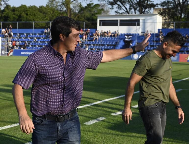 Daniel Garnero e Iván Almeida, en la previa del partido entre Libertad y Tacuary.