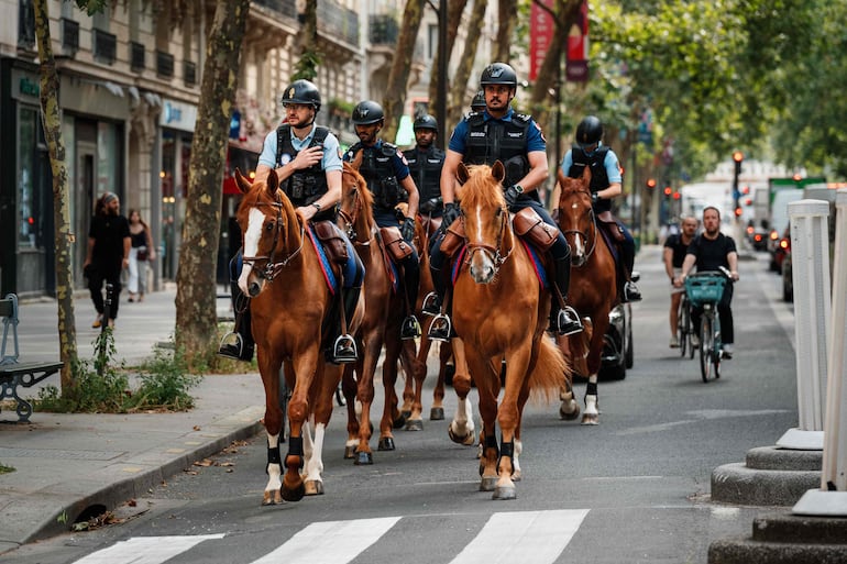 La fuerza de seguridad internacional de Qatar "Lekhwiya" acompaña a los gendármenes franceses en el control previo a la ceremonia de apertura de los Juegos Olímpicos. 