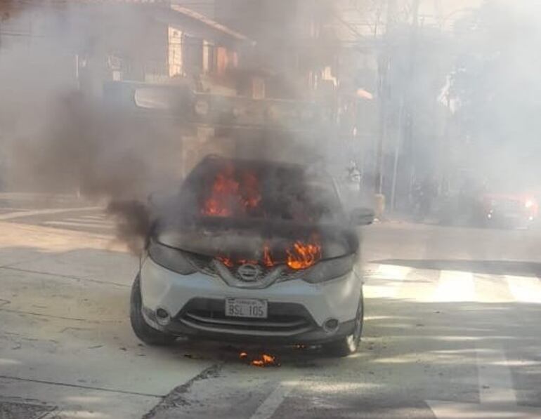 El vehículo se incendió esta mañana en la Avda. Kubitschek.