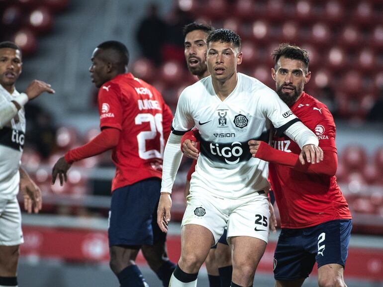 El argentino Manuel Capasso (c9, jugador de Olimpia, espera el balón en el partido amistoso internacional frente a Independiente de Avellaneda en el estadio Libertadores de América-Ricardo Bochini, en Avellaneda, Argentina.