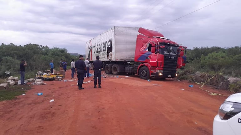 Los malvivientes descargaron el camión en una zona despoblada de Juan Manuel Frutos.