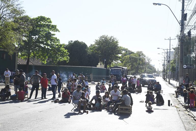 Los indígenas cierran desde ayer la avenida Artigas frente al Indi para reclamar víveres, agua, herramientas y tierras.