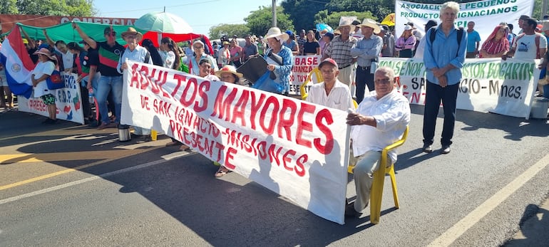 Adultos mayores piden el aumento de la pensión de la tercera edad.