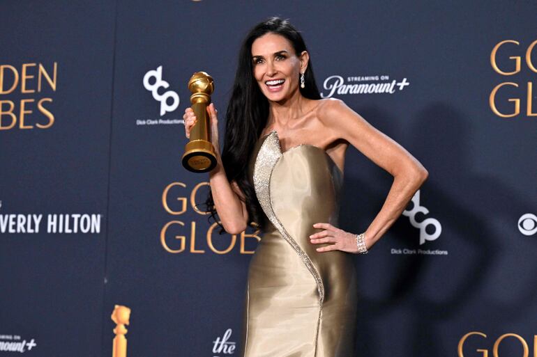 Demi Moore posa con su Globo de Oro a Mejor Actriz de Comedia o Musical por "La Sustancia". La directora del filme elogió el trabajo de Moore.