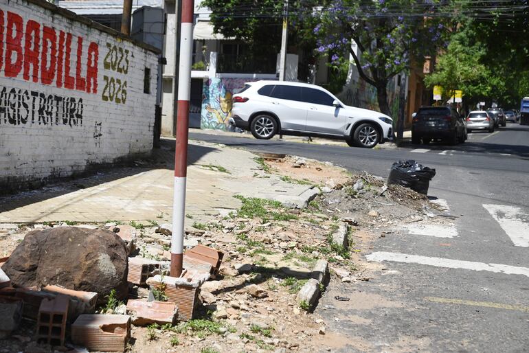 Veredas destruidas, plazas abandonas y baches no condicen con las altas tasas que se pagan en Asunción.