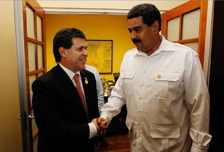 El expresidente Horacio Cartes junto al mandatario de facto de Venezuela, Nicolás Maduro.