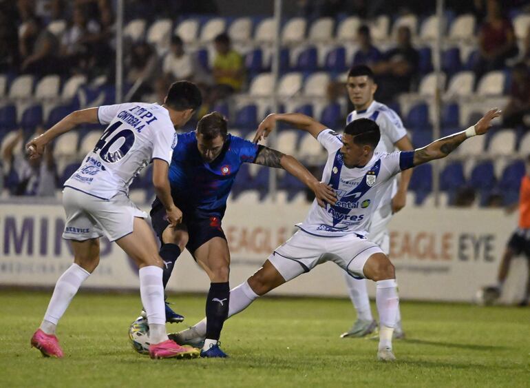 Édgar Zaracho y Giovanni Bogado le cierran el paso al volante de Cerro Porteño Robert Piris Da Motta.