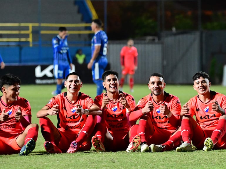 Los jugadores de Nacional festejan un gol en el partido frente a Sol de América por el torneo Apertura 2024 del fútbol paraguayo en el estadio Martín Torres, en Asunción, Paraguay.